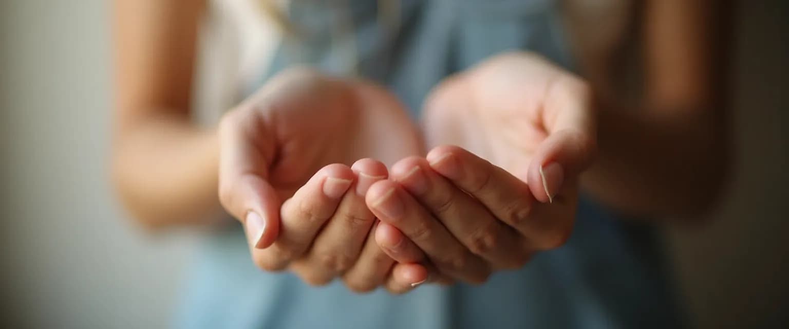 Two people sitting together, demonstrating what to say to someone who lost a loved one through supportive conversation